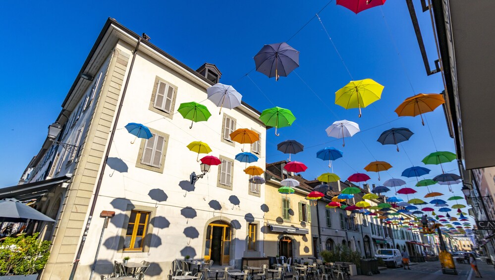 Una strada con ombrelli colorati sospesi sopra. 2