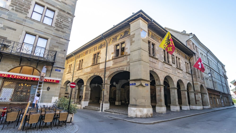 Un edificio storico con finestre ad arco e una bandiera. 4