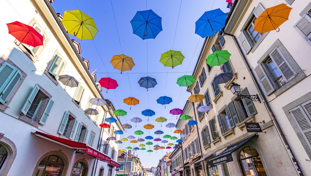 Una strada con ombrelli colorati sospesi sopra. 3