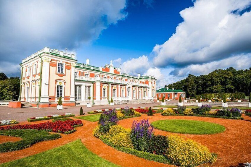 Private Medieval Tallinn Tour with Kadriorg-Pirita Seashore