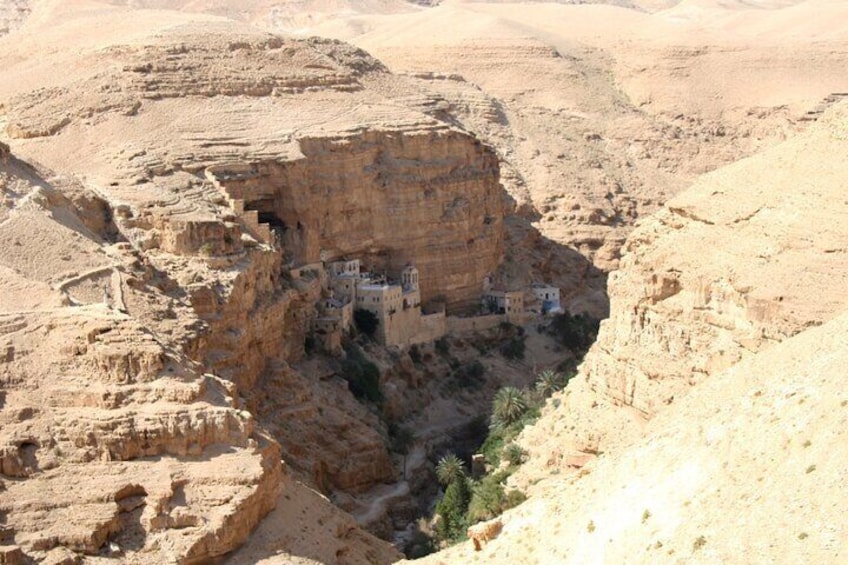 Une falaise surplombant un petit village niché au fond d’un canyon. 5