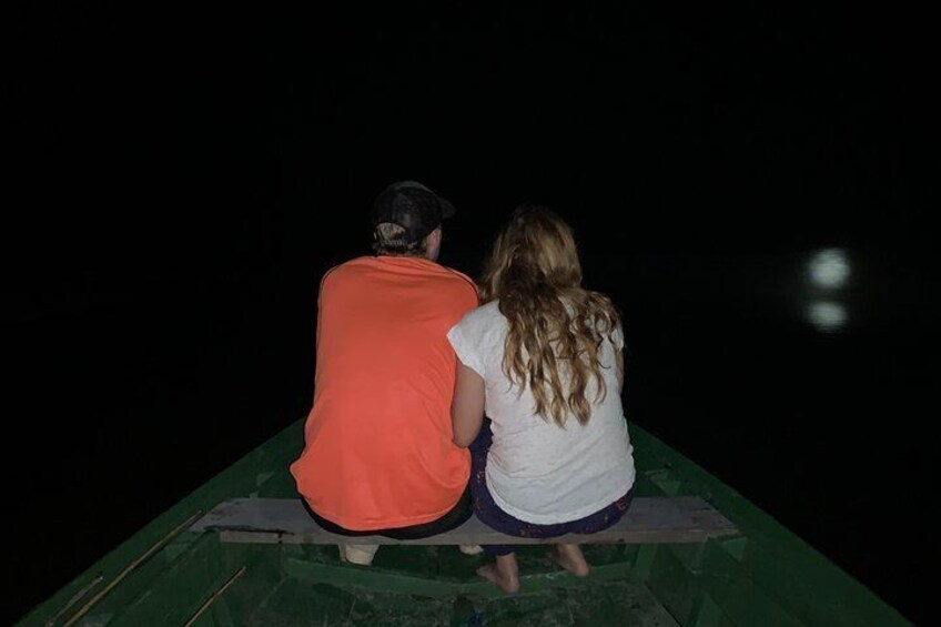 Deux personnes assises dans un bateau, de nuit. 5