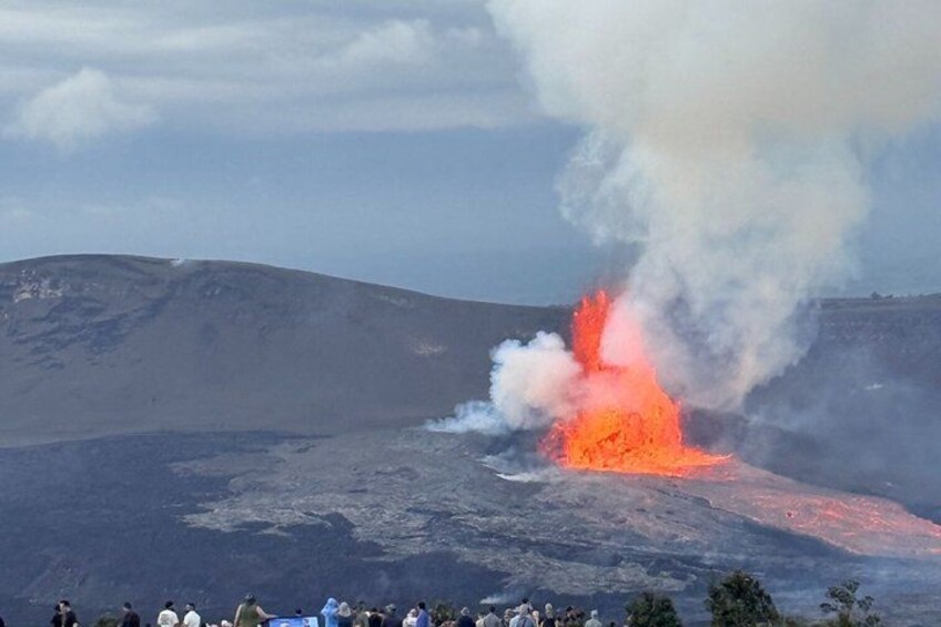 Ein Vulkanausbruch mit Lava und Rauch. 2