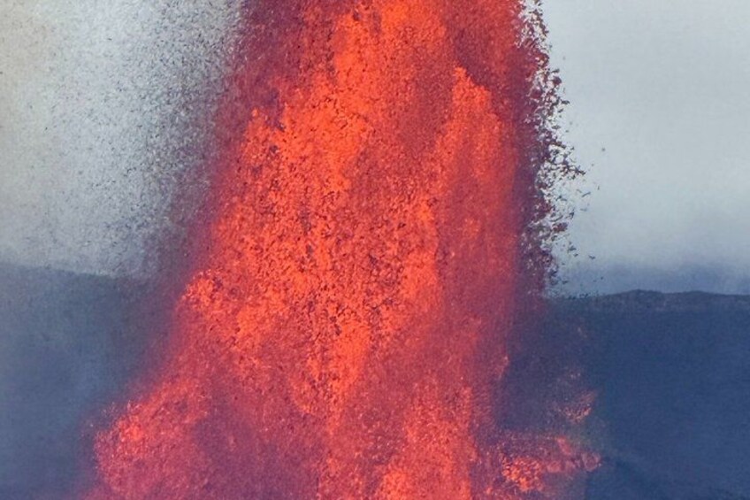 Ein Vulkanausbruch mit Lava, die einen Berg hinabfließt. 4