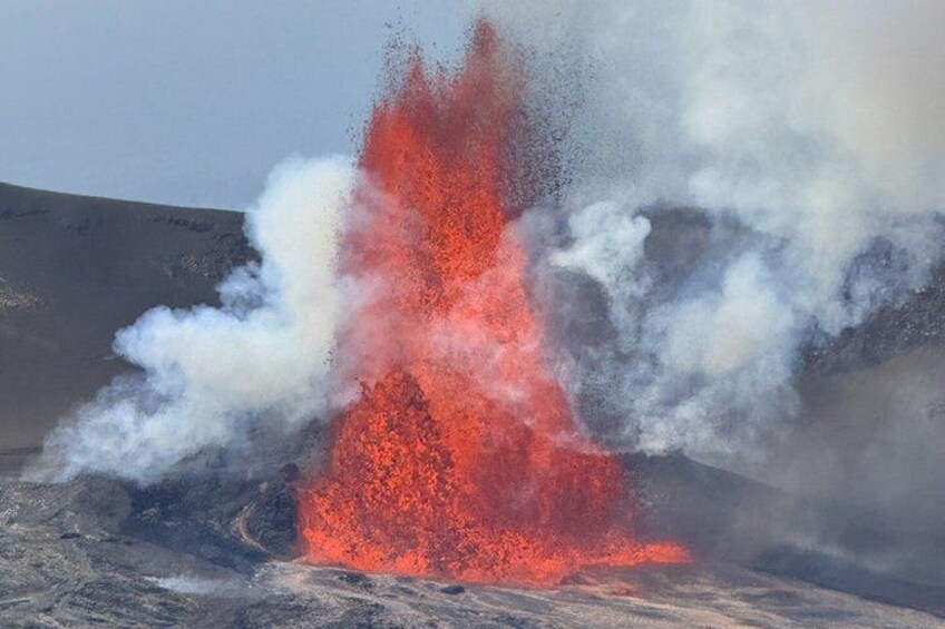 Ein Vulkanausbruch mit Lava und Rauch. 3