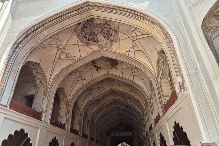 Un intérieur caractérisé par des plafonds en arc et des décorations complexes. 4