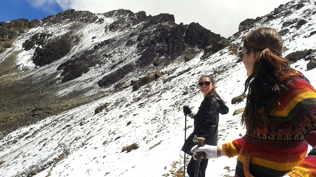 Un paysage de montagne enneigé avec des randonneurs. 1