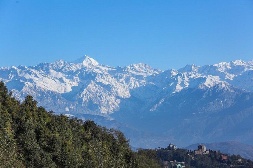 Montañas nevadas, una zona boscosa y un pequeño asentamiento. 4