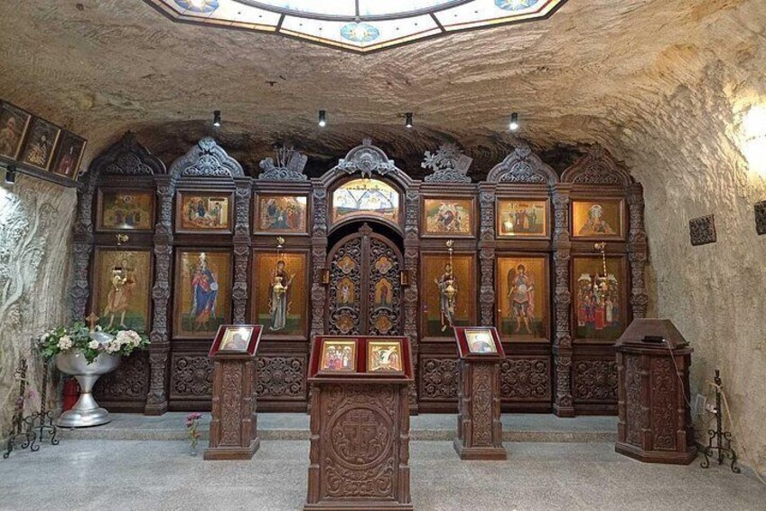 L’intérieur d’une église richement décorée, orné d’icônes religieuses, avec un autel central et un plafond en voûte. 2