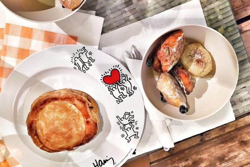 Une assiette avec une pâtisserie et un bol contenant du poulet rôti et des pommes de terre. 3