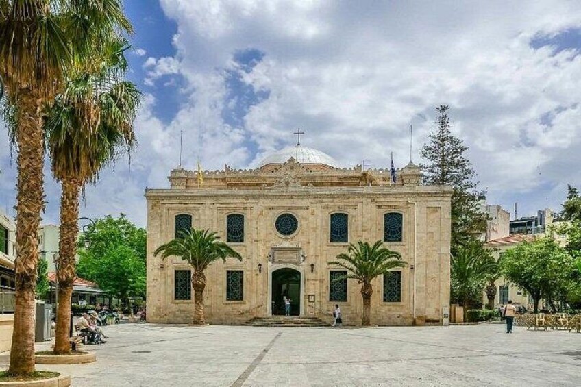 Un edificio histórico con una cúpula, palmeras y cielo despejado. 3