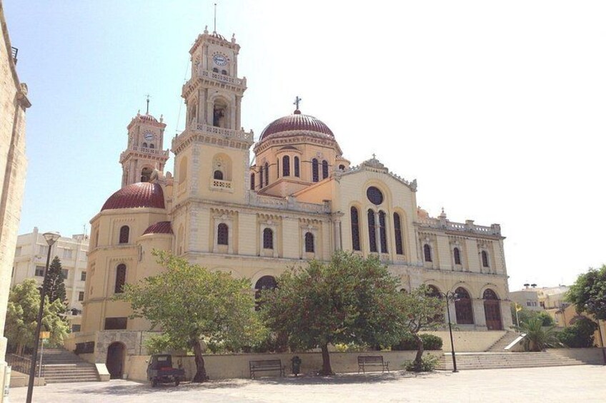 Una iglesia grande con dos campanarios y una cúpula. 4