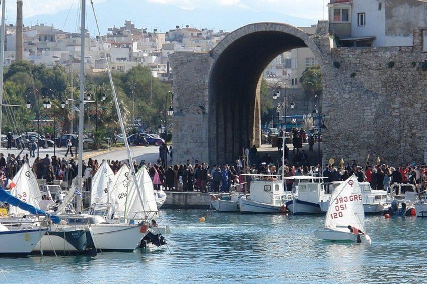 Un puerto con barcos, un puente de piedra y una multitud de gente. 5