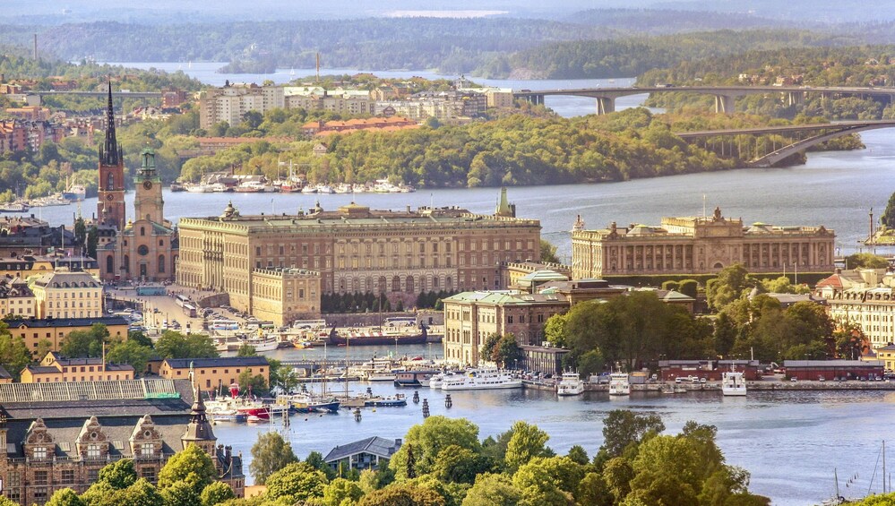 Kaupunkikuva, jossa näkyy selkeästi suuri kirkko, merkittävä hallintorakennus ja joki, jossa on veneitä. 4