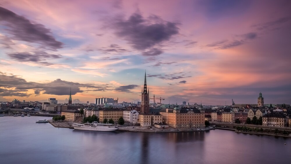 Kaupunkikuva, jossa näkyy selkeästi korkea torni ja joki. 5