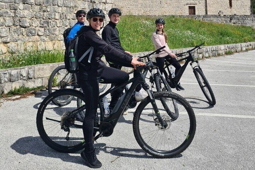 E-Bike Tour + Gourmet Lunch + Wine Tasting (Small Group)