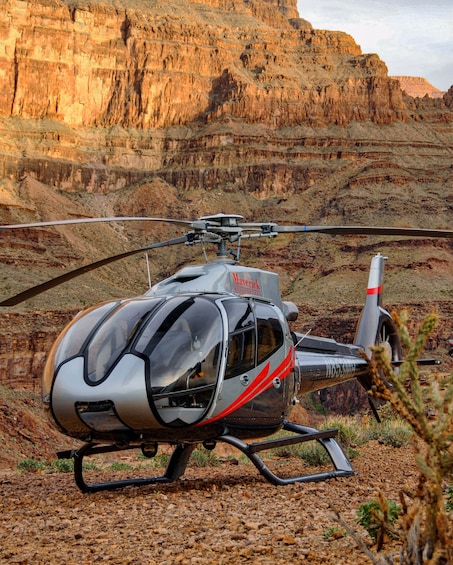 Un elicottero Maverick parcheggiato su un terreno roccioso con un canyon sullo sfondo. 3