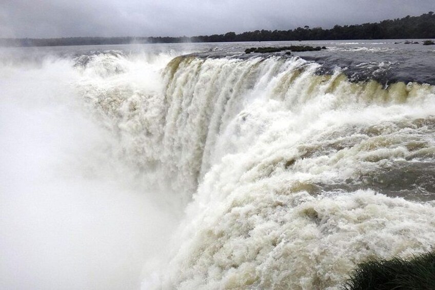Una cascada imponente con un caudal de agua turbulento. 2