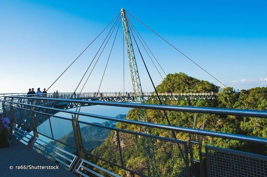 Un puente colgante con una torre central y pasarela para peatones. 1