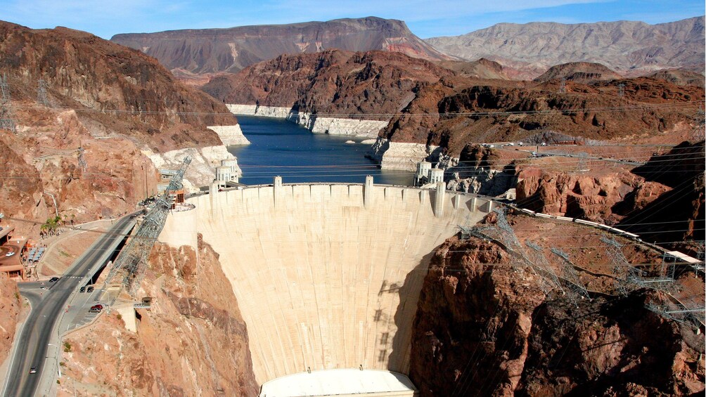 Una gran presa con un embalse, rodeada de montañas escarpadas. 2