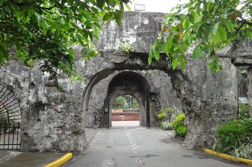 Manila Old and New: Sightseeing Tour Including Intramuros and Fort Santiago 1