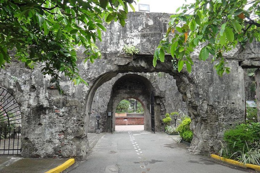 Manila Old and New: Sightseeing Tour Including Intramuros and Fort Santiago 1