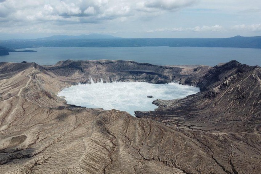 Un cratère abritant un lac, lui-même entouré d’un paysage accidenté. 1