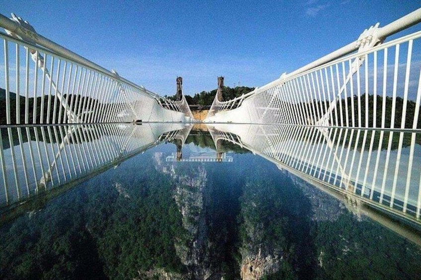 Un ponte con pavimento in vetro, che permette di vedere l'acqua sottostante. 1