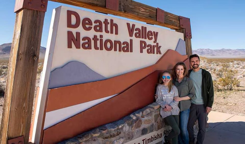 Een bord van Death Valley National Park met een woestijnlandschap op de achtergrond. 3