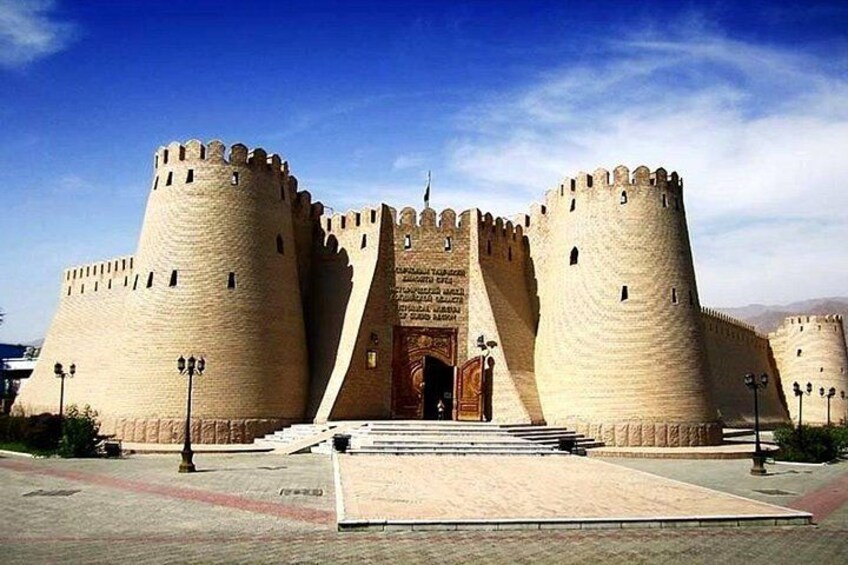 Una gran fortaleza con dos torres destacadas y una entrada central. 1