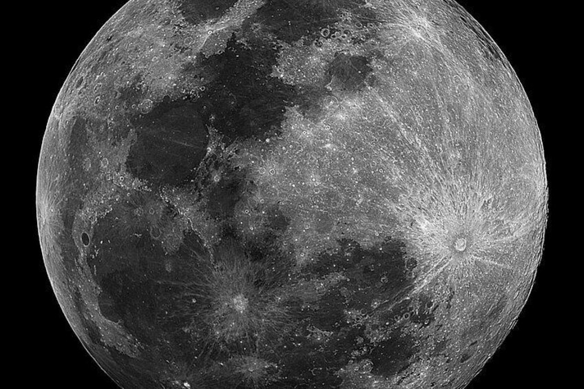 Une vue détaillée de la surface de la Lune, avec ses cratères et ses mers lunaires bien visibles. 5