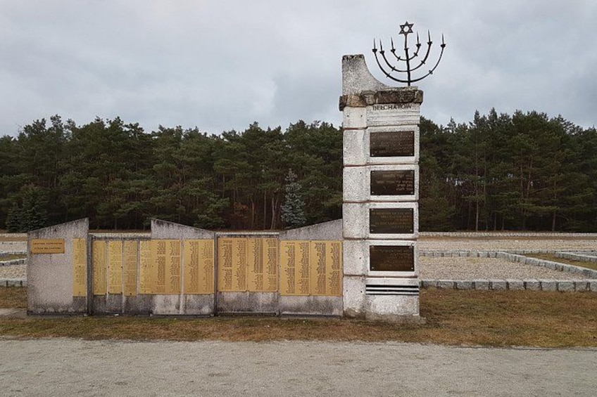 En mindevæg med inskriptioner og en menora øverst. 4