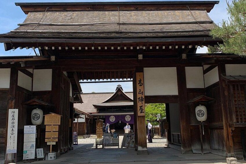 Ein traditionelles japanisches Tor mit hölzernen Säulen und einem Ziegeldach. 1