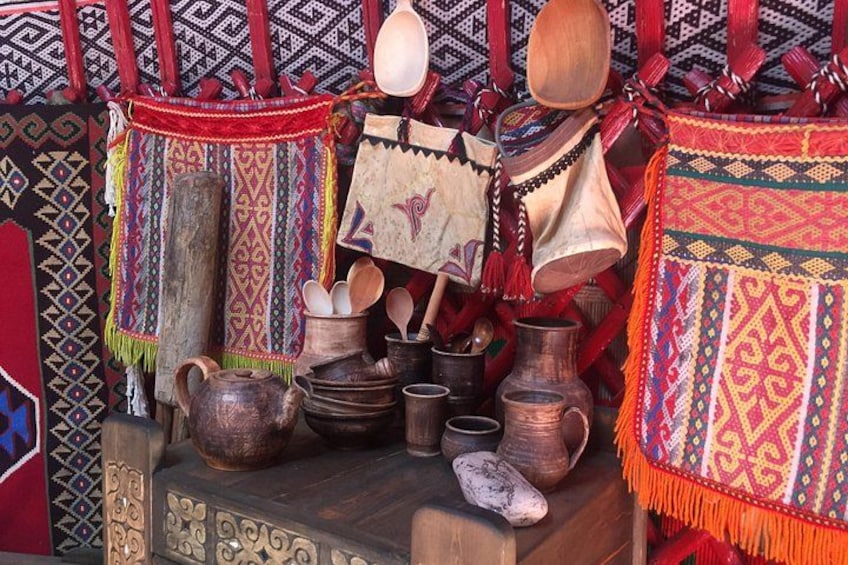 Une exposition de poteries traditionnelles et de textiles aux motifs complexes. 4