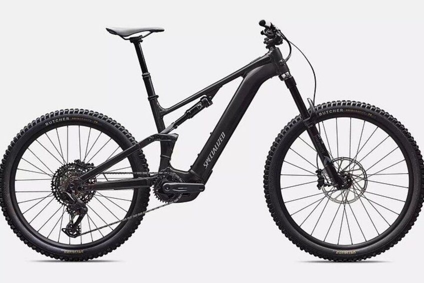 Ein schwarzes Mountainbike mit Dropper-Sattelstütze, Scheibenbremsen und grobstolligen Reifen. 1