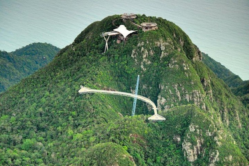 Un paysage montagneux avec une route sinueuse et un pont. 5