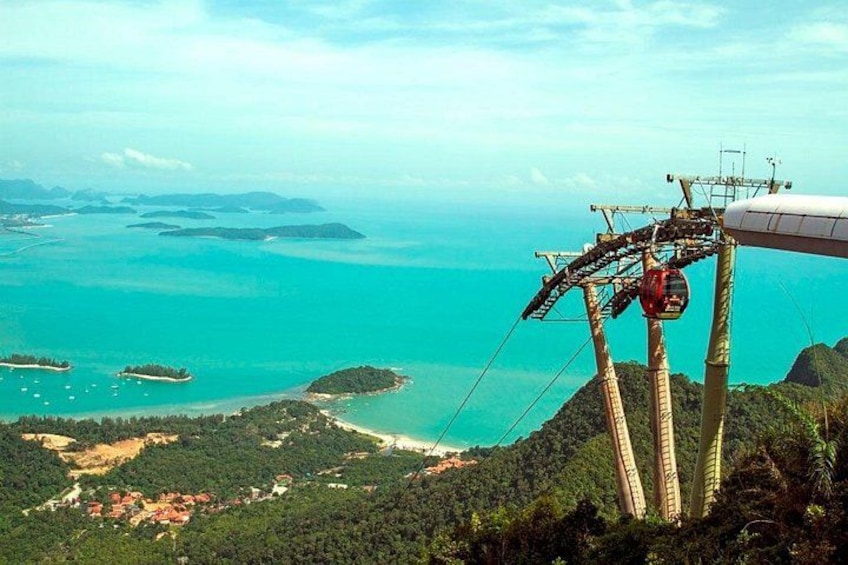 Un réseau de téléphériques, un paysage montagneux et des eaux turquoise. 3