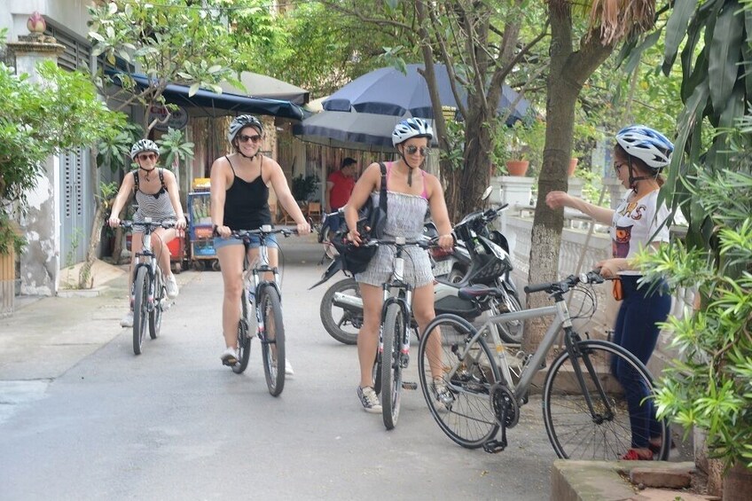 Biking to Le Mat snake village & Bat Trang pottery village