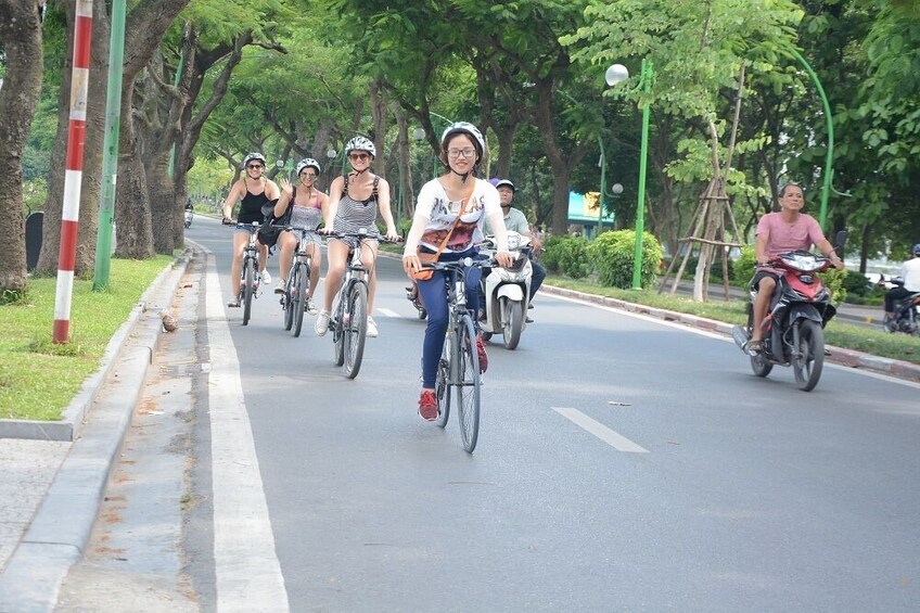 Biking to Le Mat snake village & Bat Trang pottery village