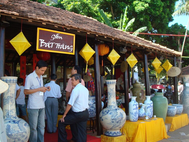 Biking to Le Mat snake village & Bat Trang pottery village