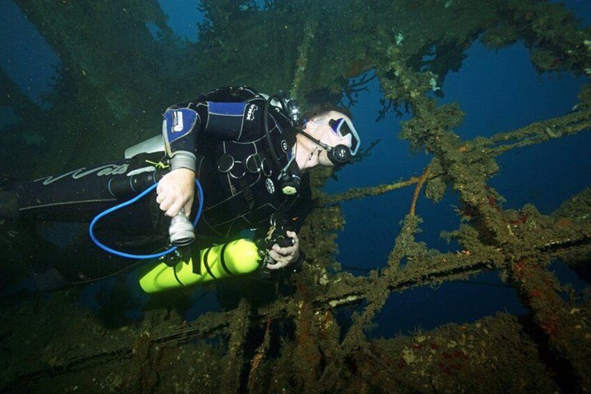 Ein Taucher unter Wasser in der Nähe eines Schiffswracks. 3
