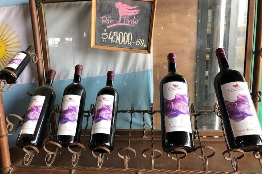 Una estantería para vinos con botellas etiquetadas 'Rio Tinto' en una tienda. 5