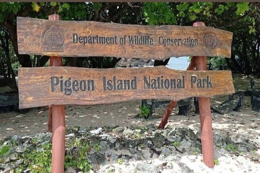 En träskylt som visar vägen till Pigeon Island National Park. 5