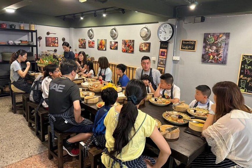 Evening class at Tingly Thai cooking school 1