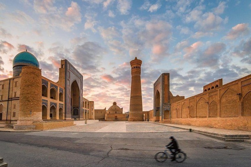 Un edificio storico con un minareto imponente, una cupola e finestre ad arco. 2