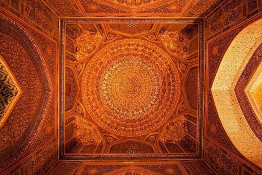 Un techo ornamentado con intrincados diseños geométricos y un diseño circular central. 1