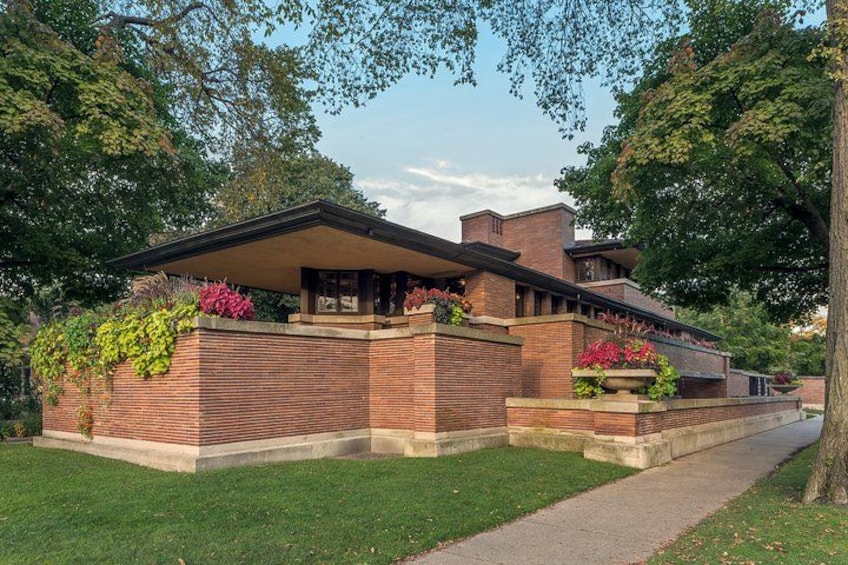 Une maison moderne avec des murs en briques, un toit plat et une véranda couverte. 3