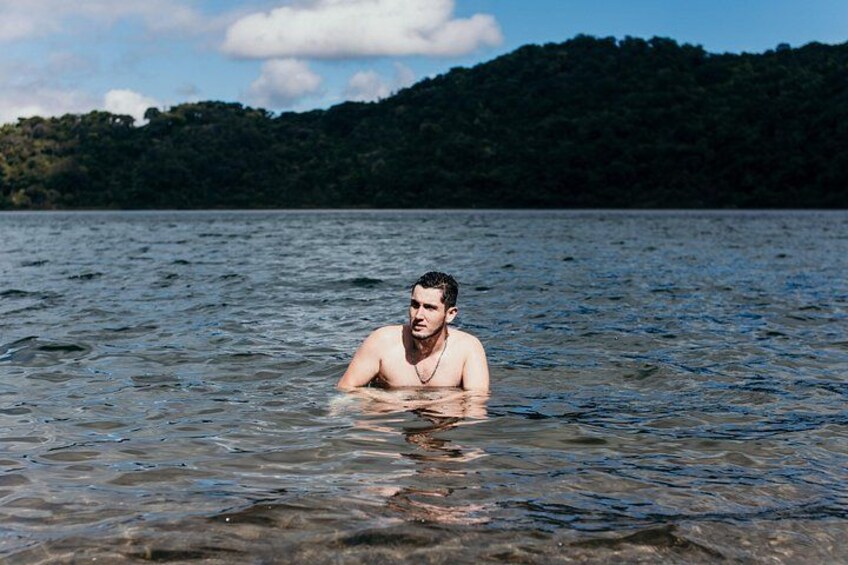 Un homme se trouve dans un lac, entour é d’un paysage boisé. 3