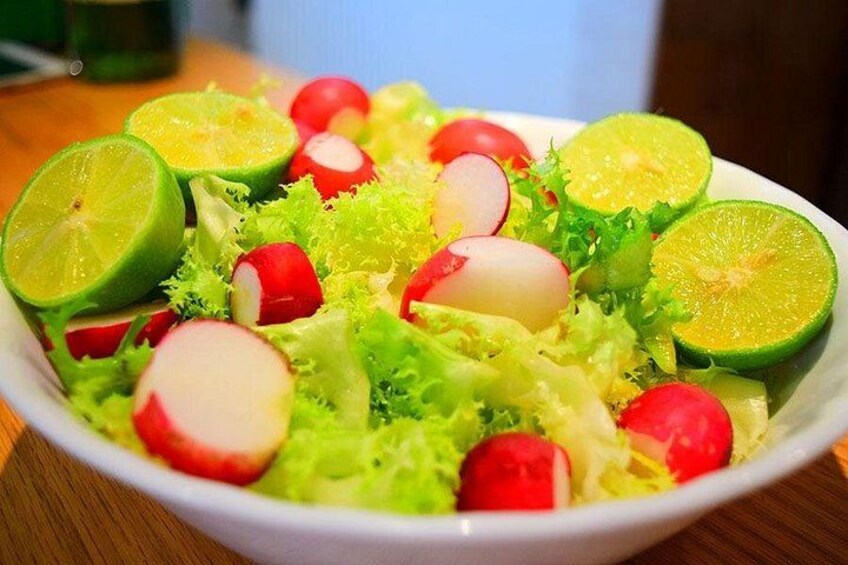 Une salade composée de laitue, de radis et de rondelles de citron vert. 5