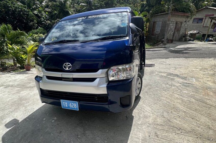 Un fourgon Toyota bleu était stationné sur une surface en béton, et son numéro d’immatriculation était TX 628. 2
